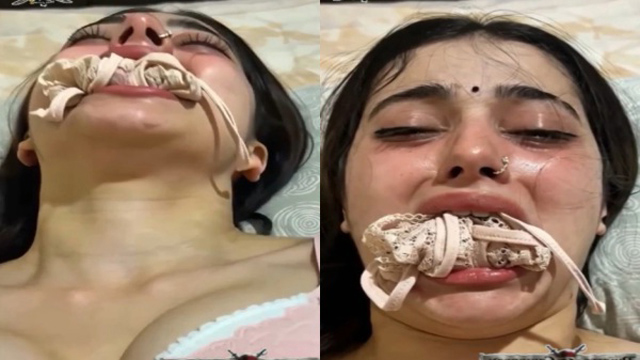 Muh mai panty daba – chut chudwaati bhabhi ka