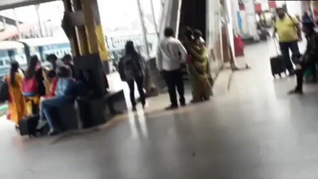 Viral Railway Station In Public Place Porn Videos