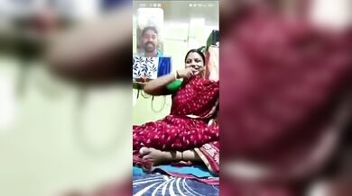 Bhabhi wearing Viral Pron lifted her saree on videos