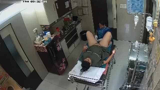 Bhabhi In Clinic House-Keeper Shaving Her Pussy Videos